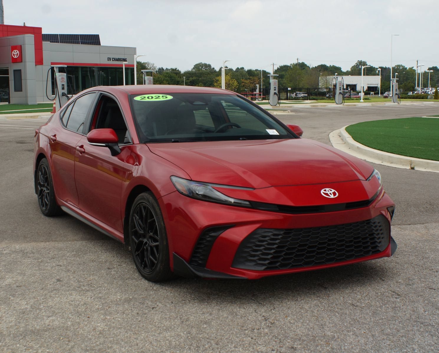 Used 2025 Toyota Camry SE FWD image 2