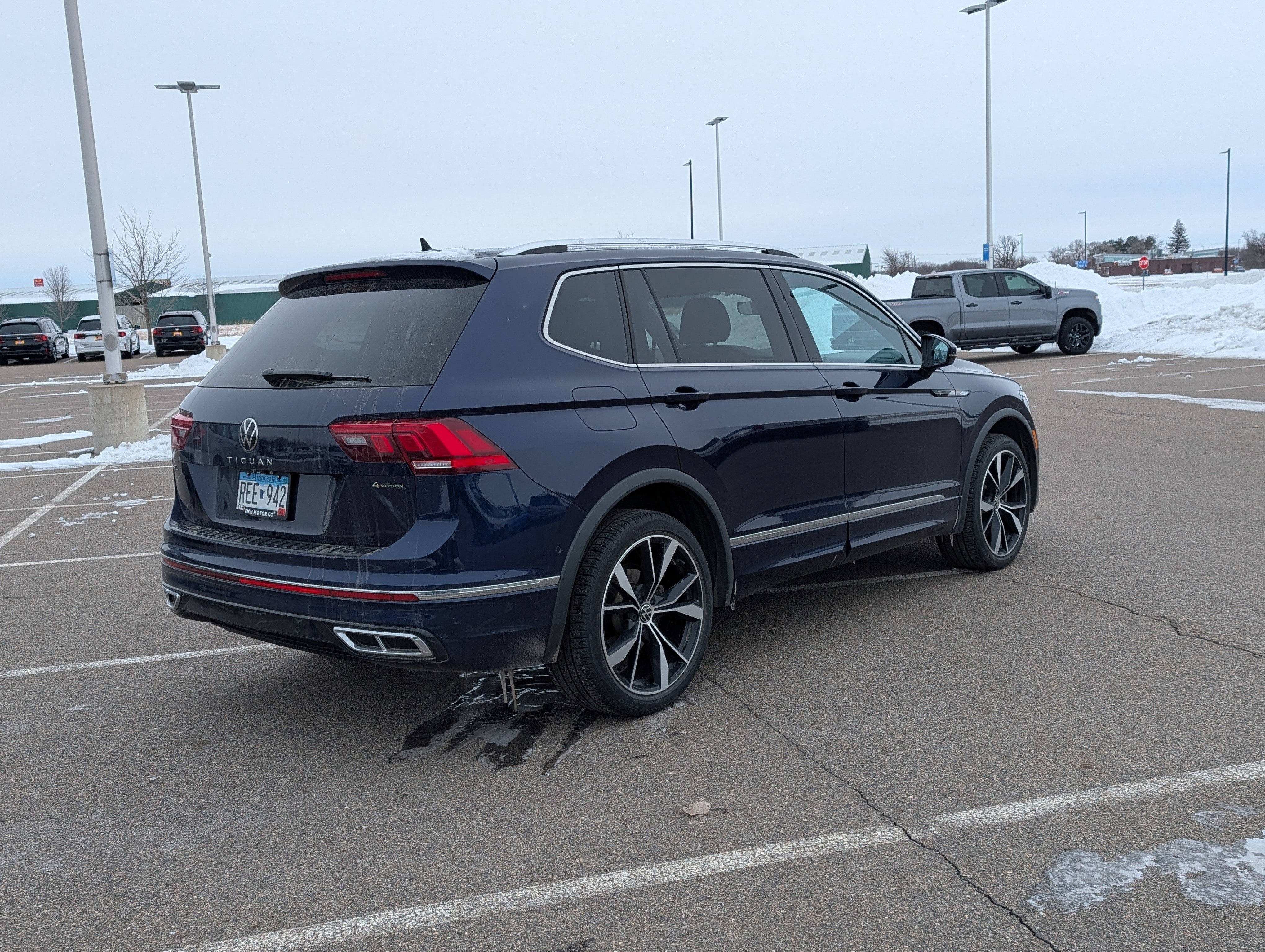 Used 2023 Volkswagen Tiguan SEL R-Line image 4