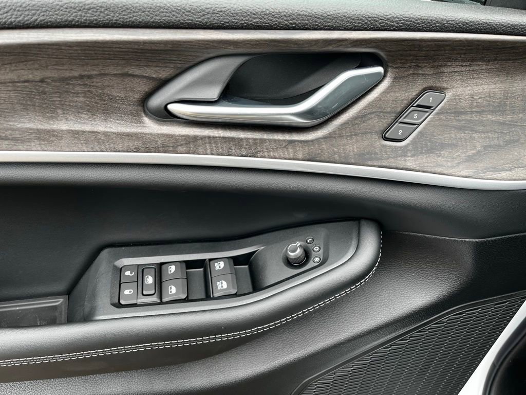 New 2025 Jeep Grand Cherokee Limited image 12