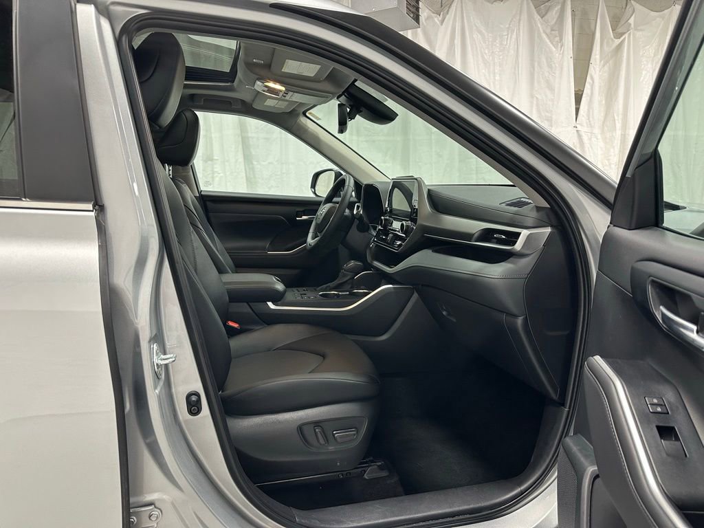 Used 2025 Toyota Highlander XLE AWD/4WD image 63