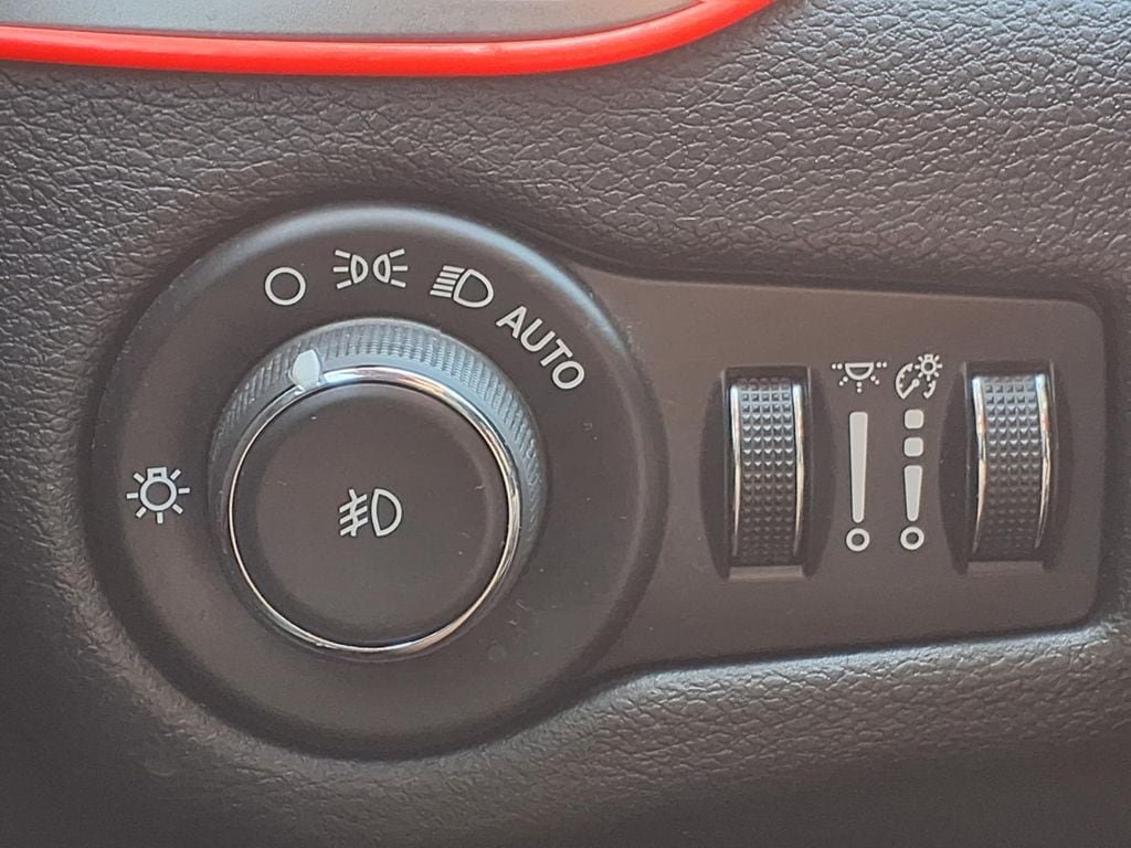 Used 2019 Jeep Cherokee Latitude Plus AWD/4WD image 15