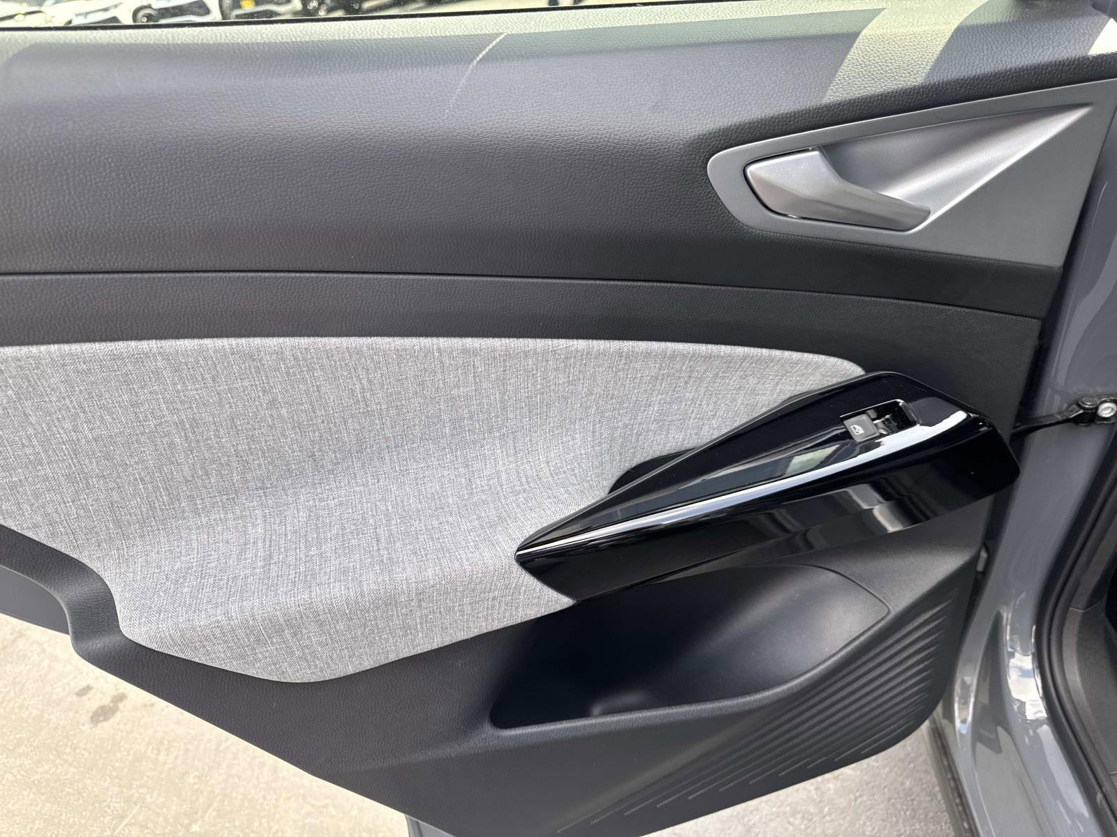 Certified 2025 Volkswagen ID.4 Pro image 9