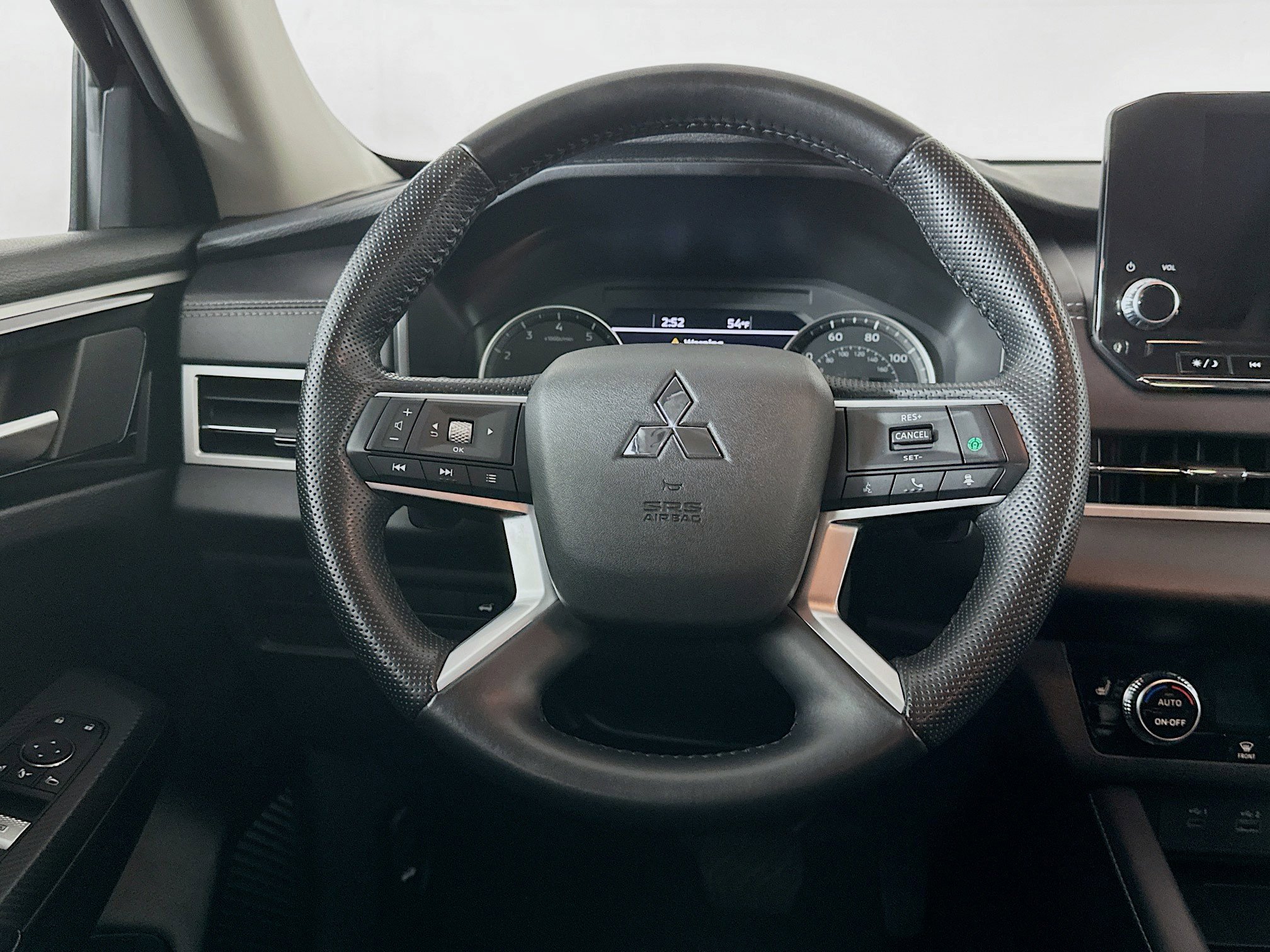 Used 2024 Mitsubishi Outlander SE image 18