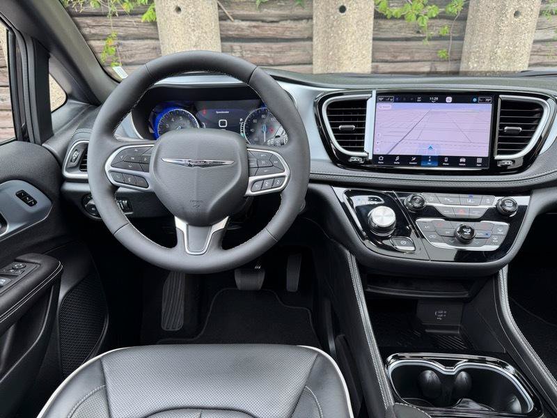 Used 2026 Chrysler Pacifica Limited FWD image 11