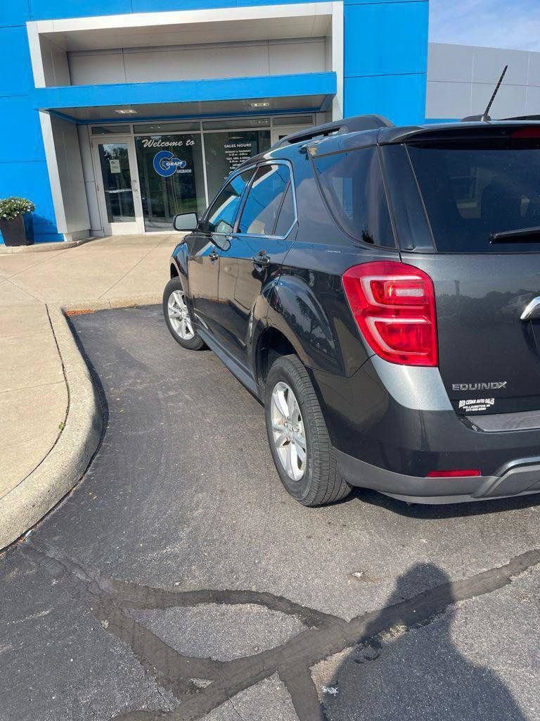 Used 2017 Chevrolet Equinox LT w/ Convenience Package FWD image 2
