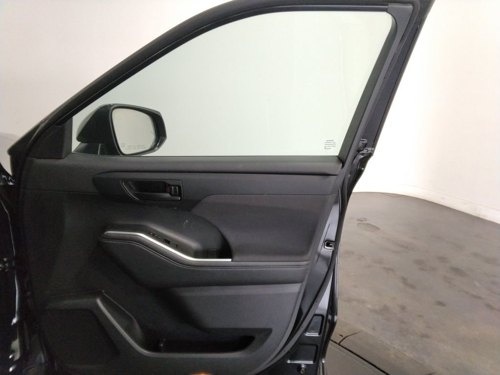 Used 2024 Toyota Highlander LE image 44