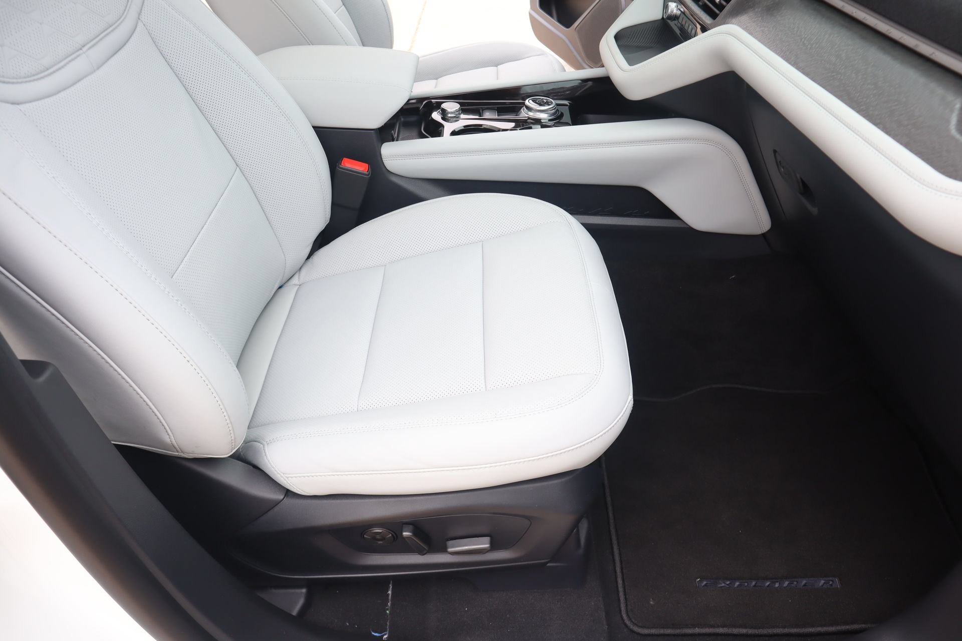 New 2026 Ford Explorer Platinum w/ LUX Leather Package AWD/4WD image 15