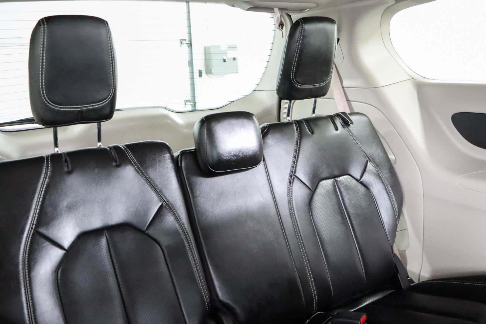 Used 2023 Chrysler Pacifica Touring-L FWD image 29