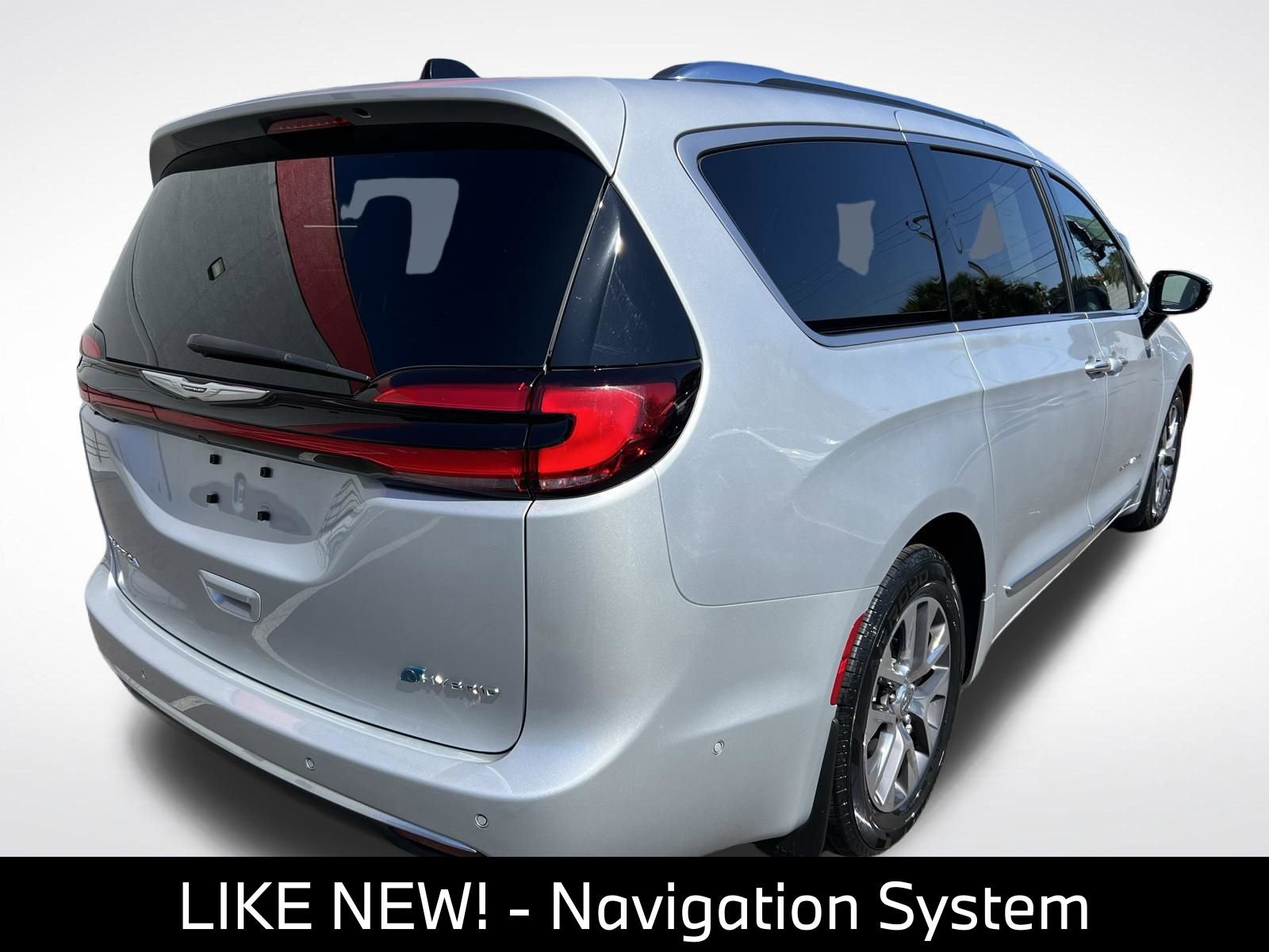 Used 2023 Chrysler Pacifica Pinnacle FWD image 11