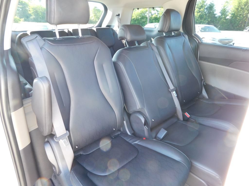Used 2025 Kia Carnival EX FWD image 22