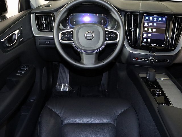 Used 2025 Volvo XC60 B5 Plus image 3