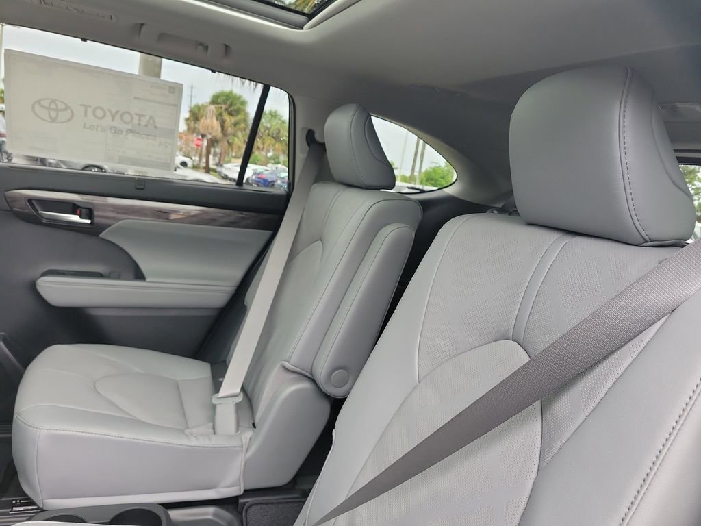 New 2026 Toyota Highlander Platinum image 24
