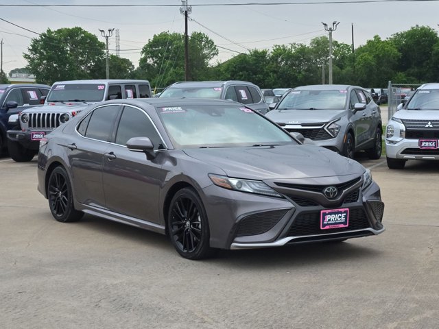 Used 2022 Toyota Camry XSE FWD image 3