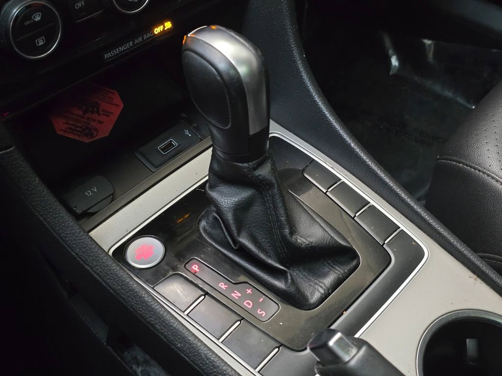 Used 2021 Volkswagen Passat 2.0T SE image 32