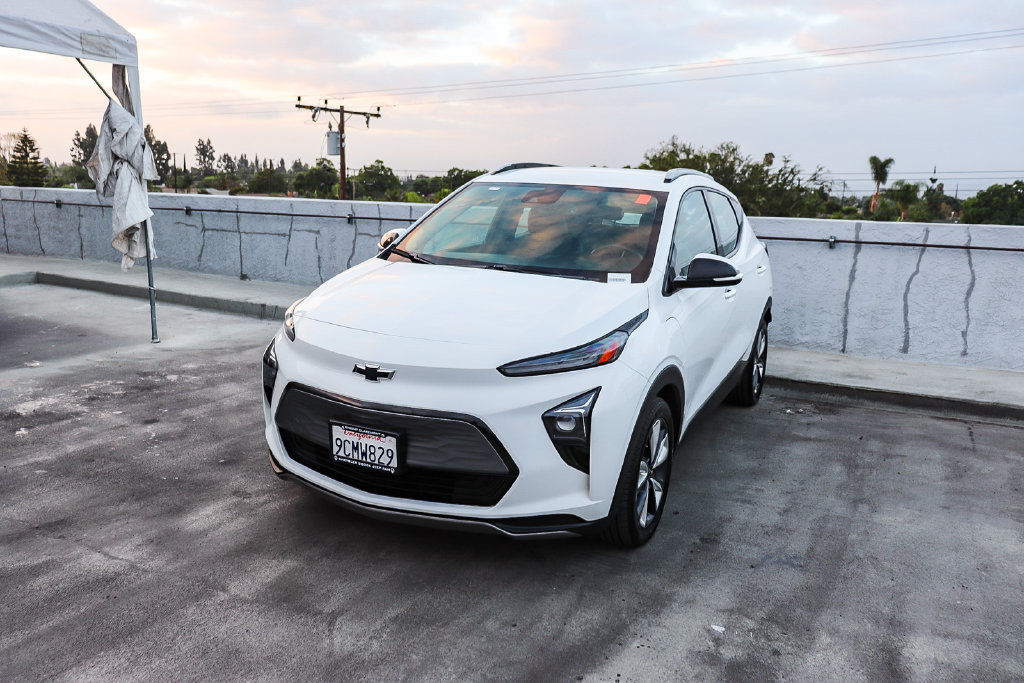 Used 2022 Chevrolet Bolt EUV LT w/ Convenience Package FWD image 3