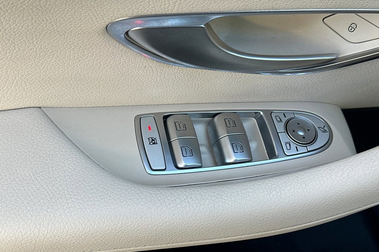 Used 2017 Mercedes-Benz E 300 4MATIC image 12