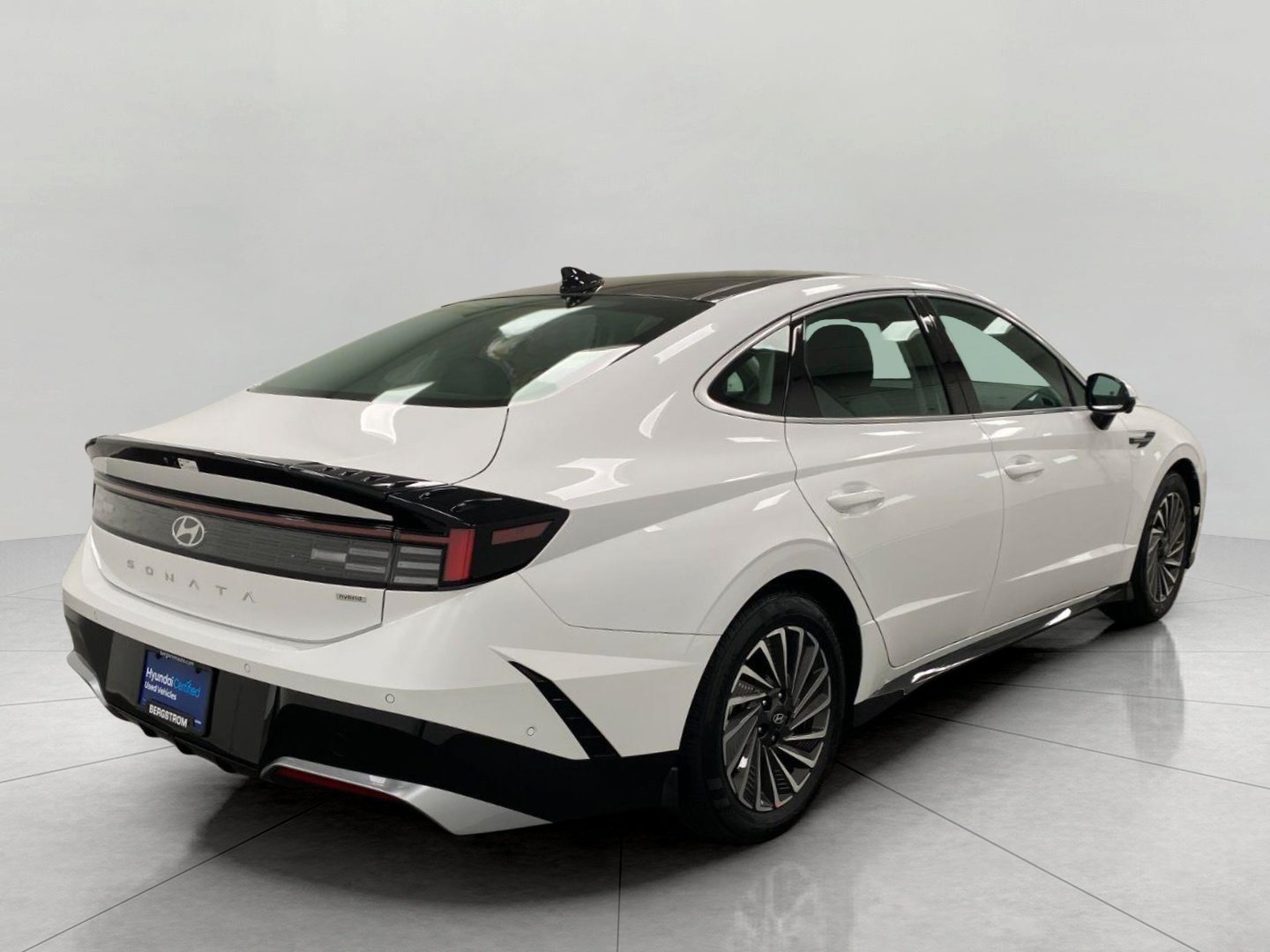 Certified 2025 Hyundai Sonata Limited FWD image 3