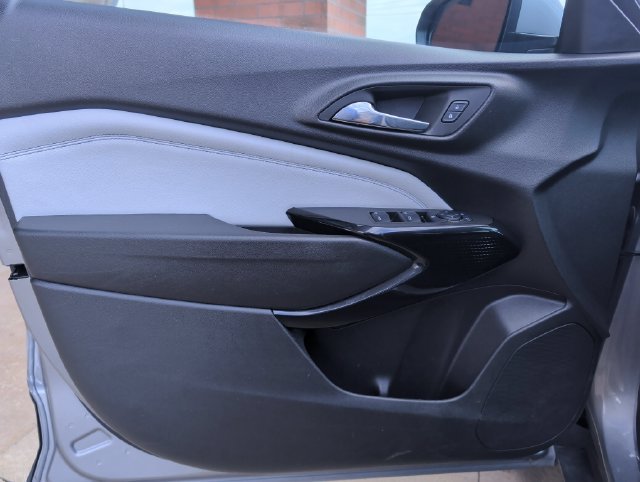 Used 2025 Chevrolet Trax LT FWD image 12