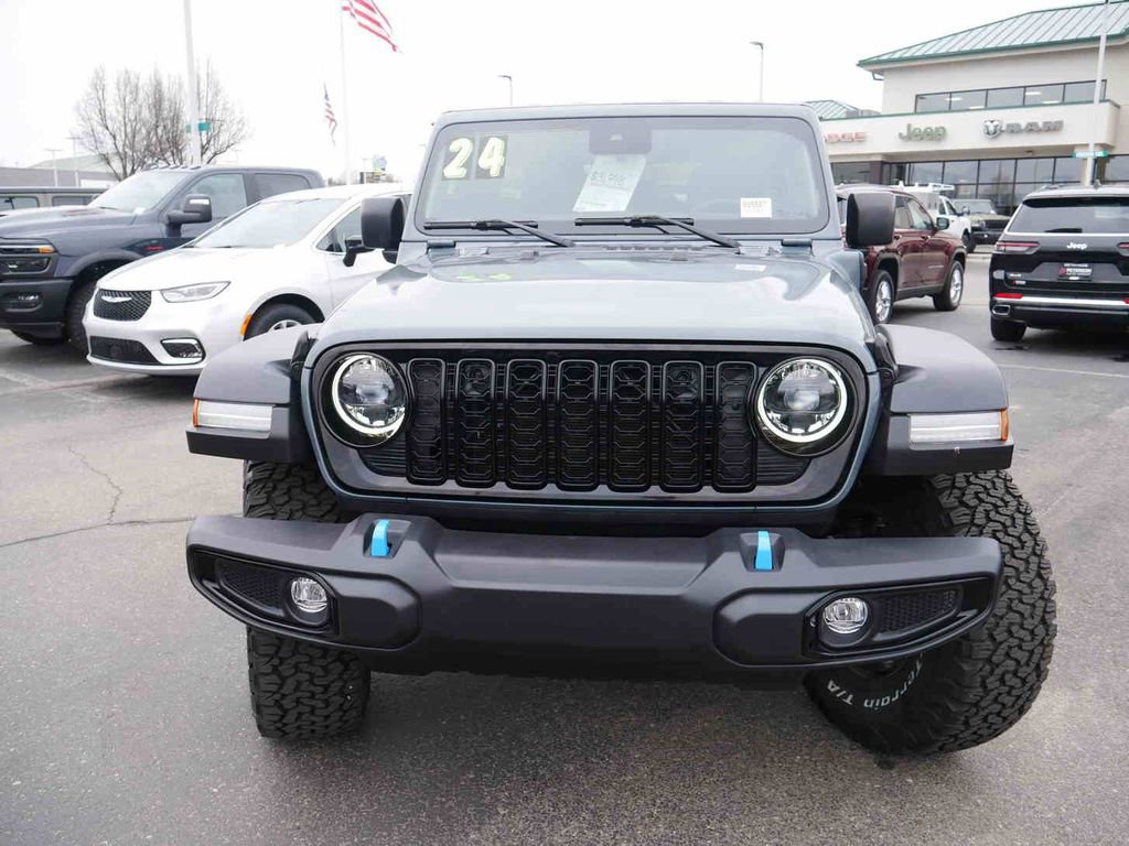 Used 2024 Jeep Wrangler Unlimited image 3