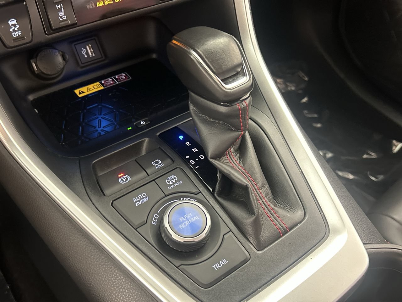 Used 2025 Toyota RAV4 XSE w/ Weather Package AWD/4WD image 17