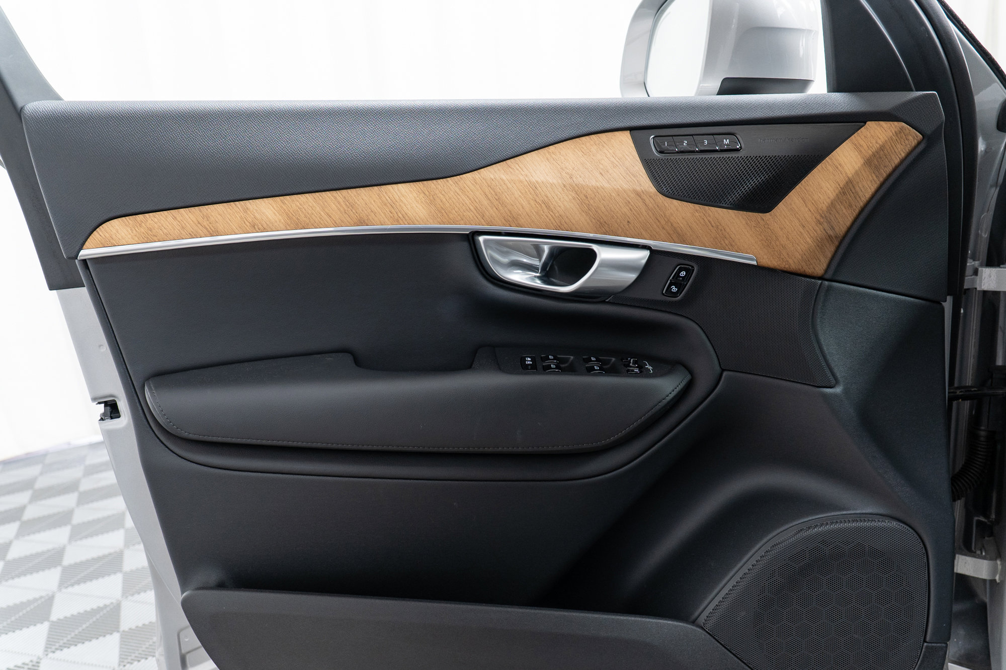 Used 2024 Volvo XC90 T8 Plus w/ Protection Package Premier image 11