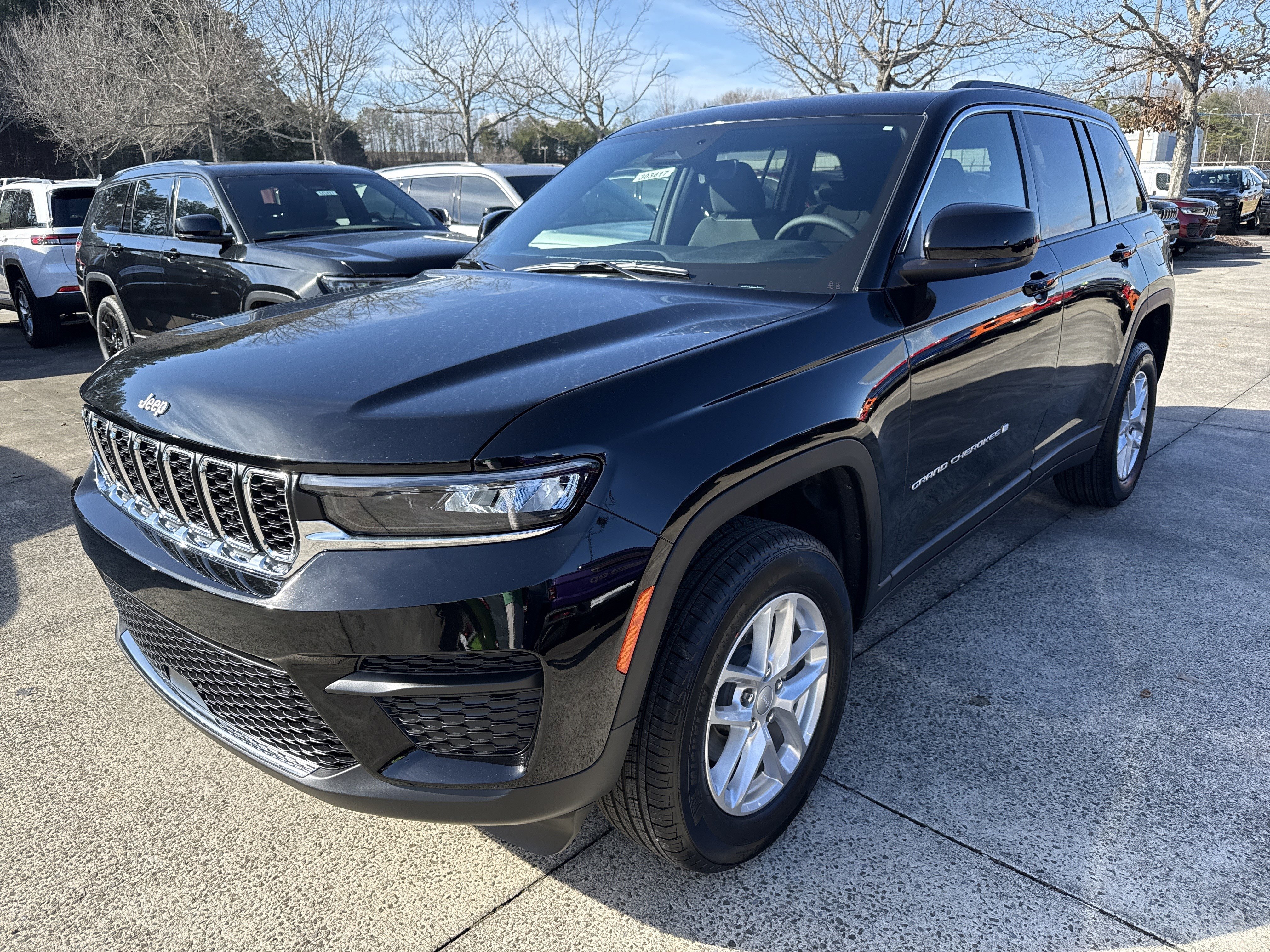 New 2025 Jeep Grand Cherokee Laredo image 3
