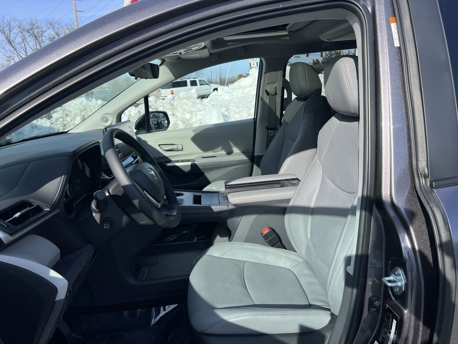 Used 2024 Toyota Sienna Limited image 13