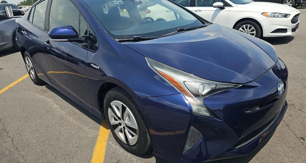 Used 2017 Toyota Prius Three FWD image 2