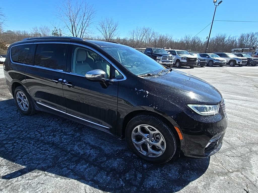 Used 2021 Chrysler Pacifica Limited w/ Uconnect Theater Family Group image 10