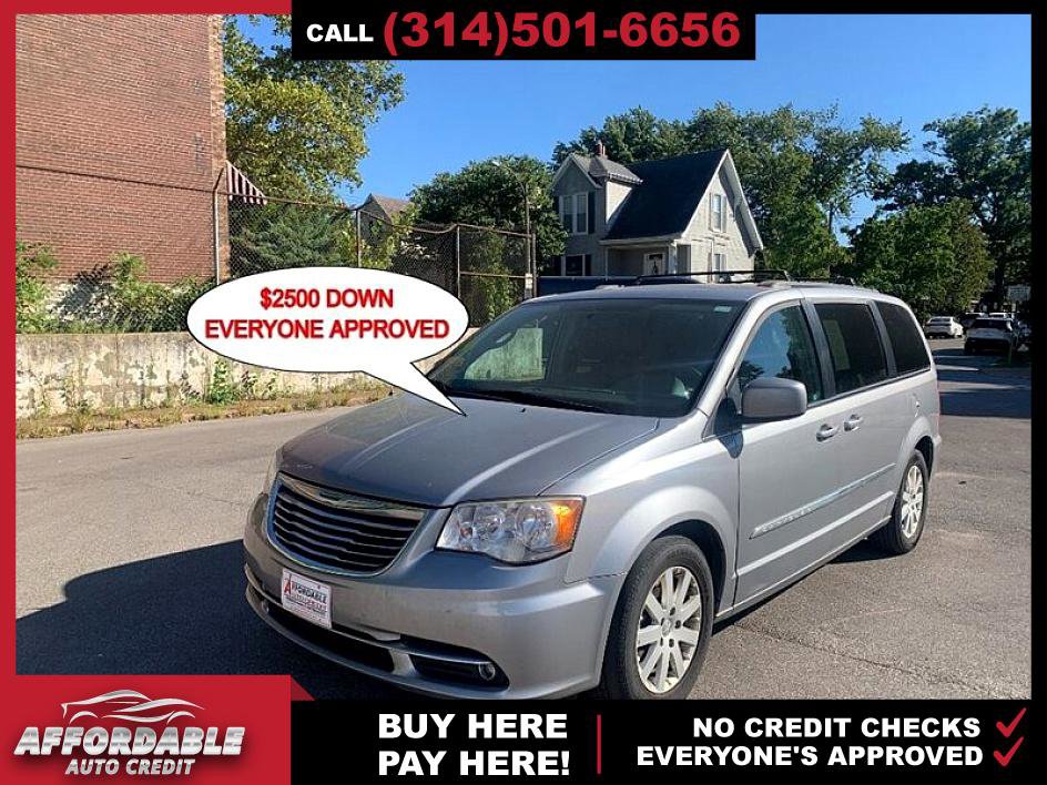 Used 2014 Chrysler Town & Country Touring image 1