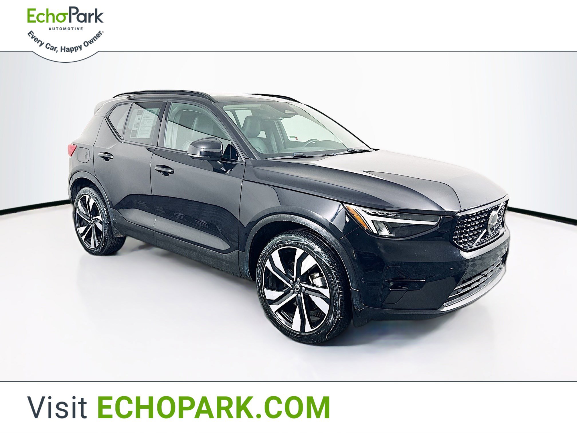 Used 2025 Volvo XC40 B5 Plus image 1