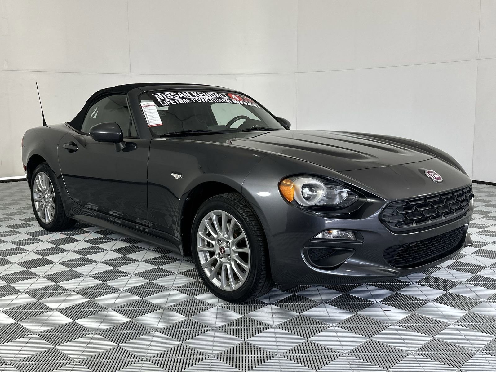 Used 2018 FIAT 124 Spider Classica w/ Technology & Siriusxm Group RWD image 2