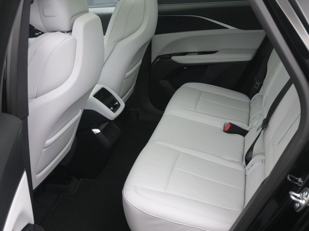 Used 2025 Cadillac Lyriq Luxury AWD/4WD image 13