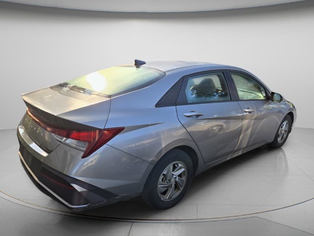 Used 2024 Hyundai Elantra SE FWD image 6