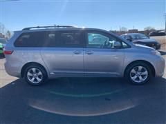 Used 2016 Toyota Sienna LE image 3