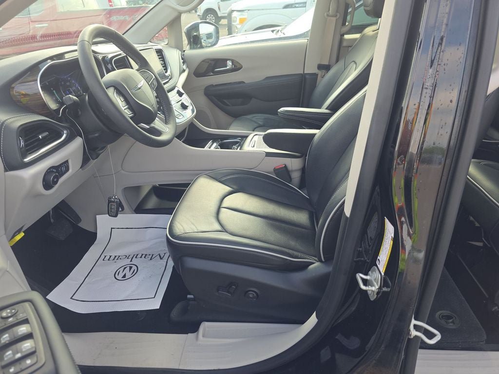 Used 2024 Chrysler Pacifica Limited AWD/4WD image 7