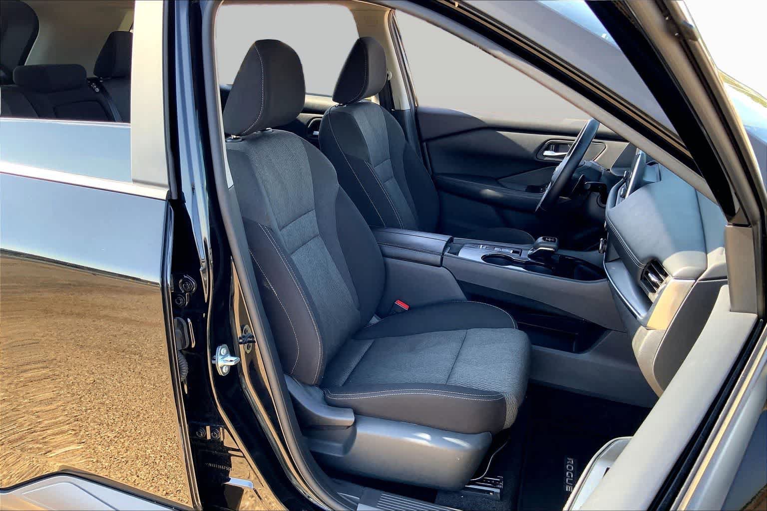 Used 2025 Nissan Rogue SV FWD image 9