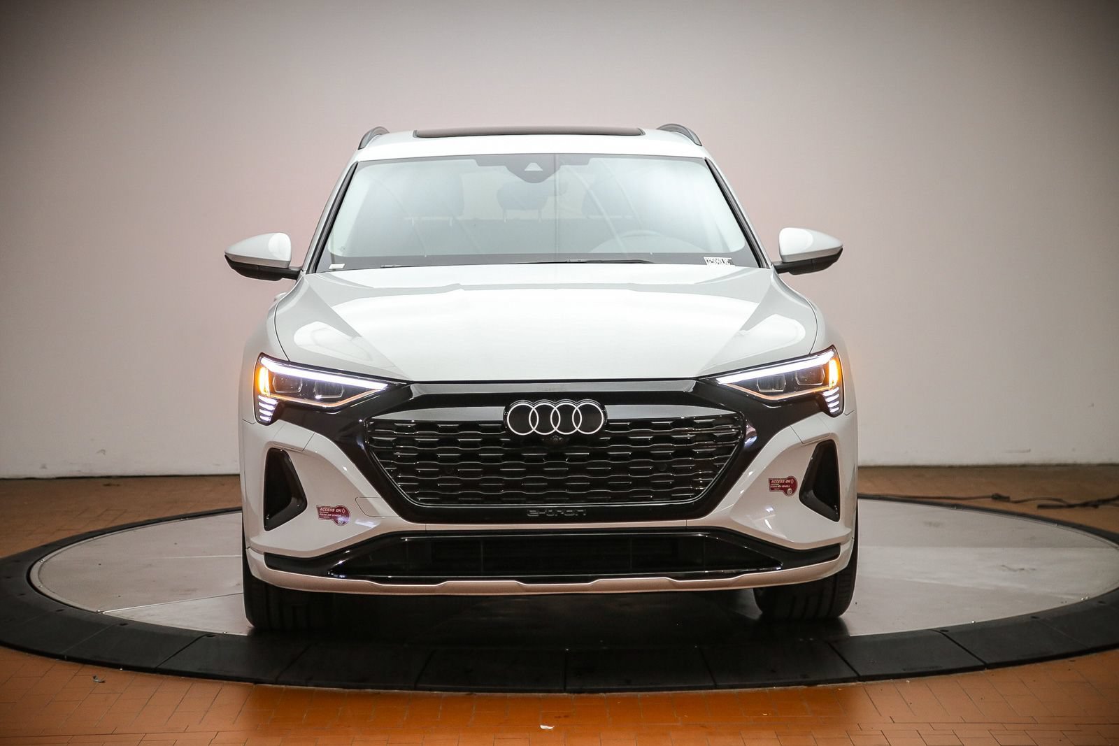 Certified 2024 Audi Q8 e-tron Premium AWD/4WD image 7