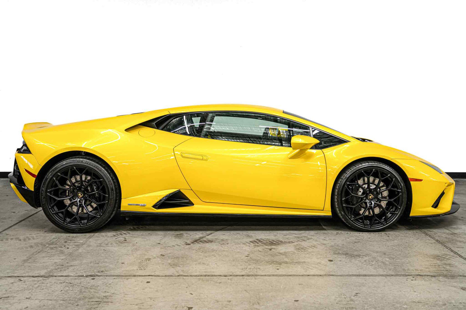 Used 2021 Lamborghini Huracan EVO RWD image 40
