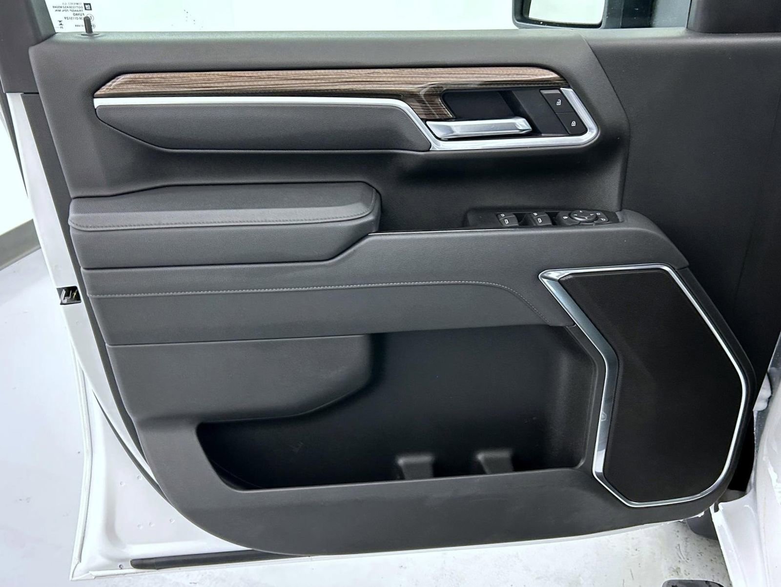 Used 2025 Chevrolet Silverado 2500 LT w/ Convenience Package image 9