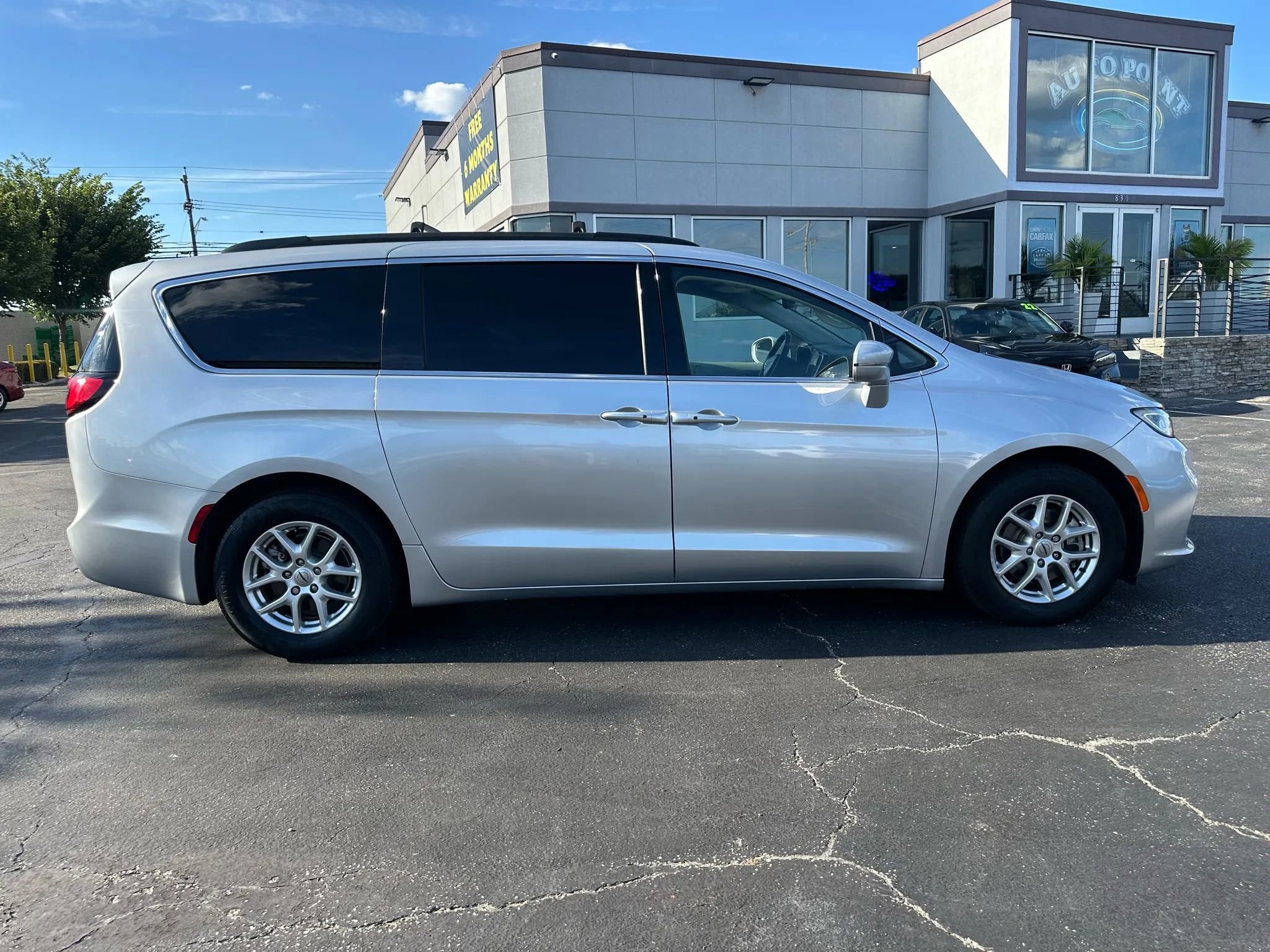 Used 2022 Chrysler Pacifica Touring-L image 4