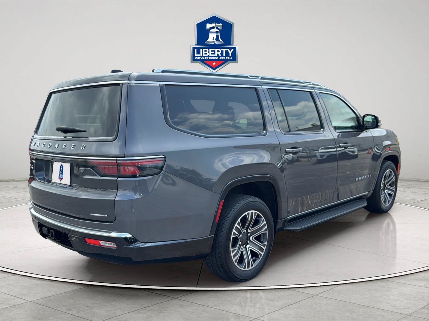 Certified 2024 Jeep Wagoneer L Series II w/ Flexible Seating Group AWD/4WD image 10