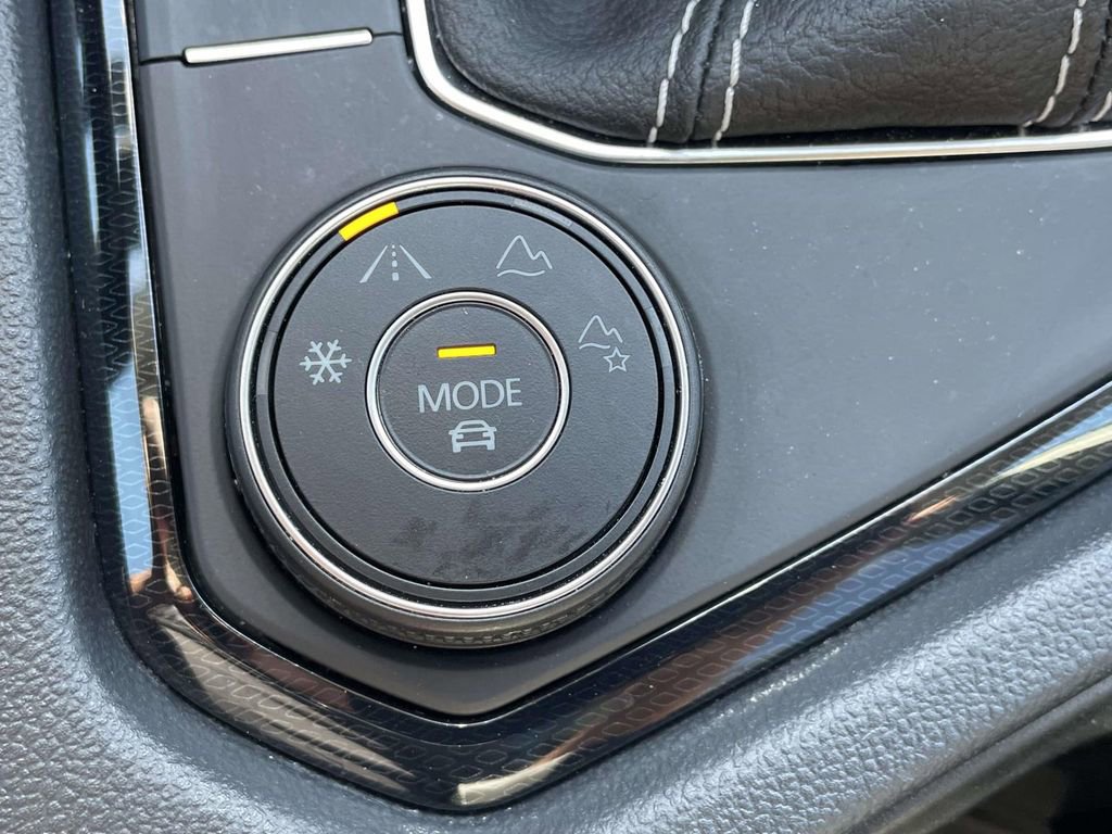 Used 2025 Volkswagen Taos SEL AWD/4WD image 29