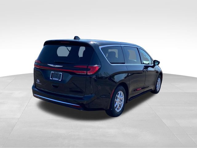 Used 2024 Chrysler Pacifica Touring-L FWD image 3
