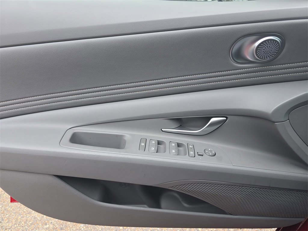 Used 2025 Hyundai Elantra SEL image 25