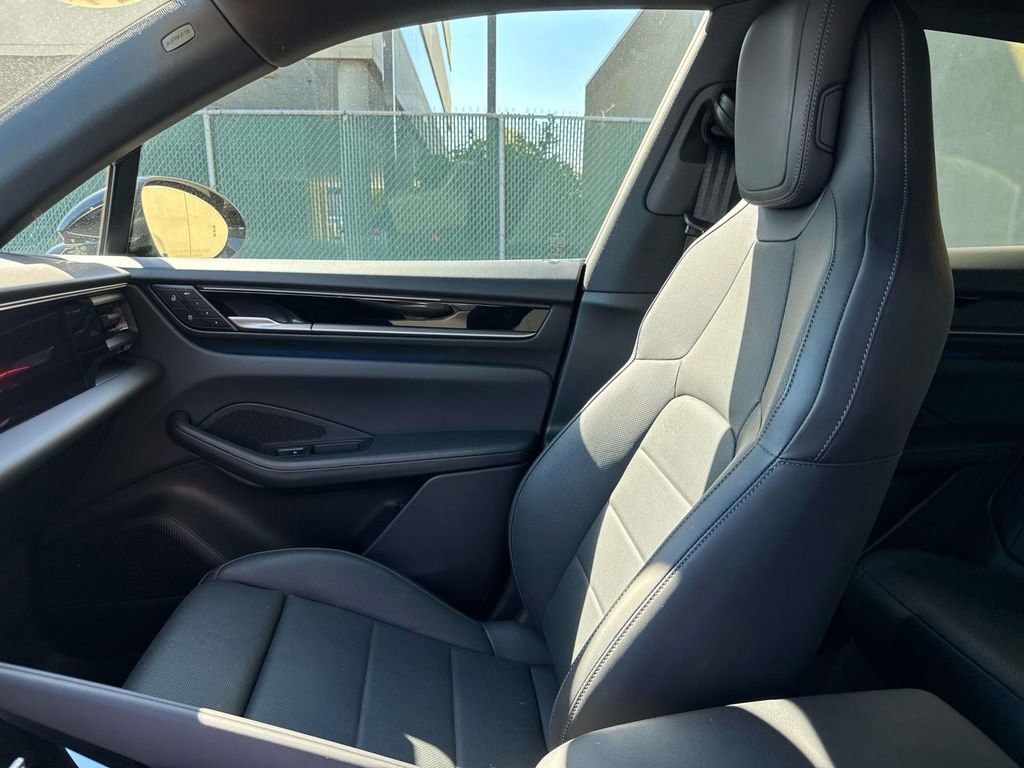 Certified 2025 Porsche Macan Electric image 21