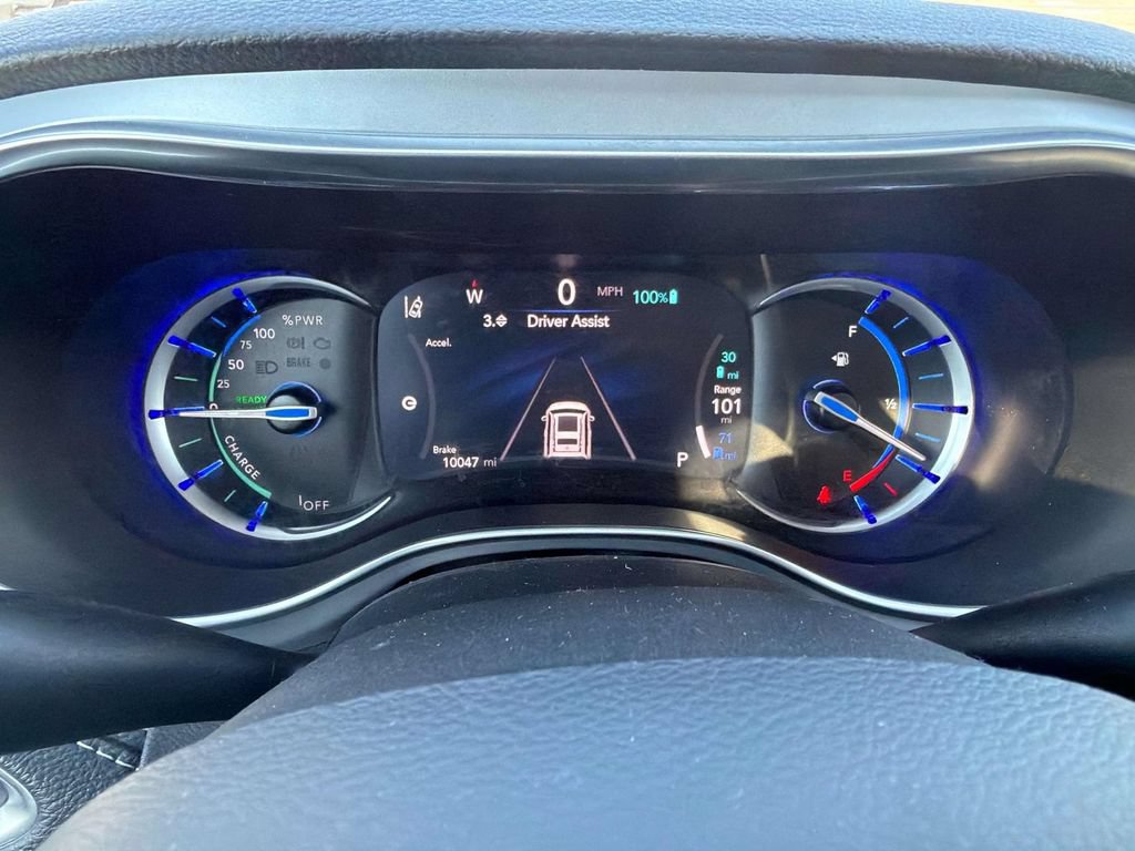 Used 2025 Chrysler Pacifica Premium FWD image 14