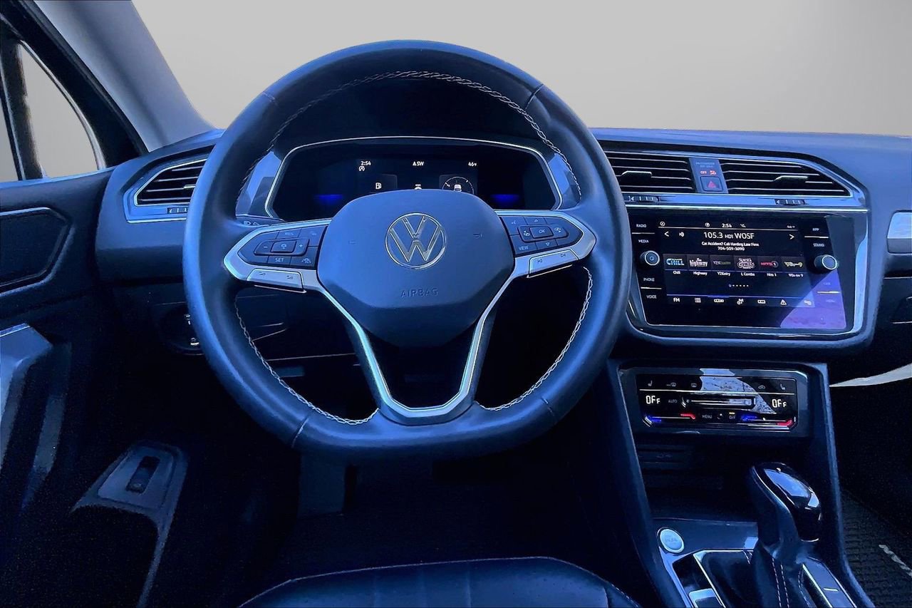 Used 2022 Volkswagen Tiguan SE w/ Panoramic Sunroof Package image 11
