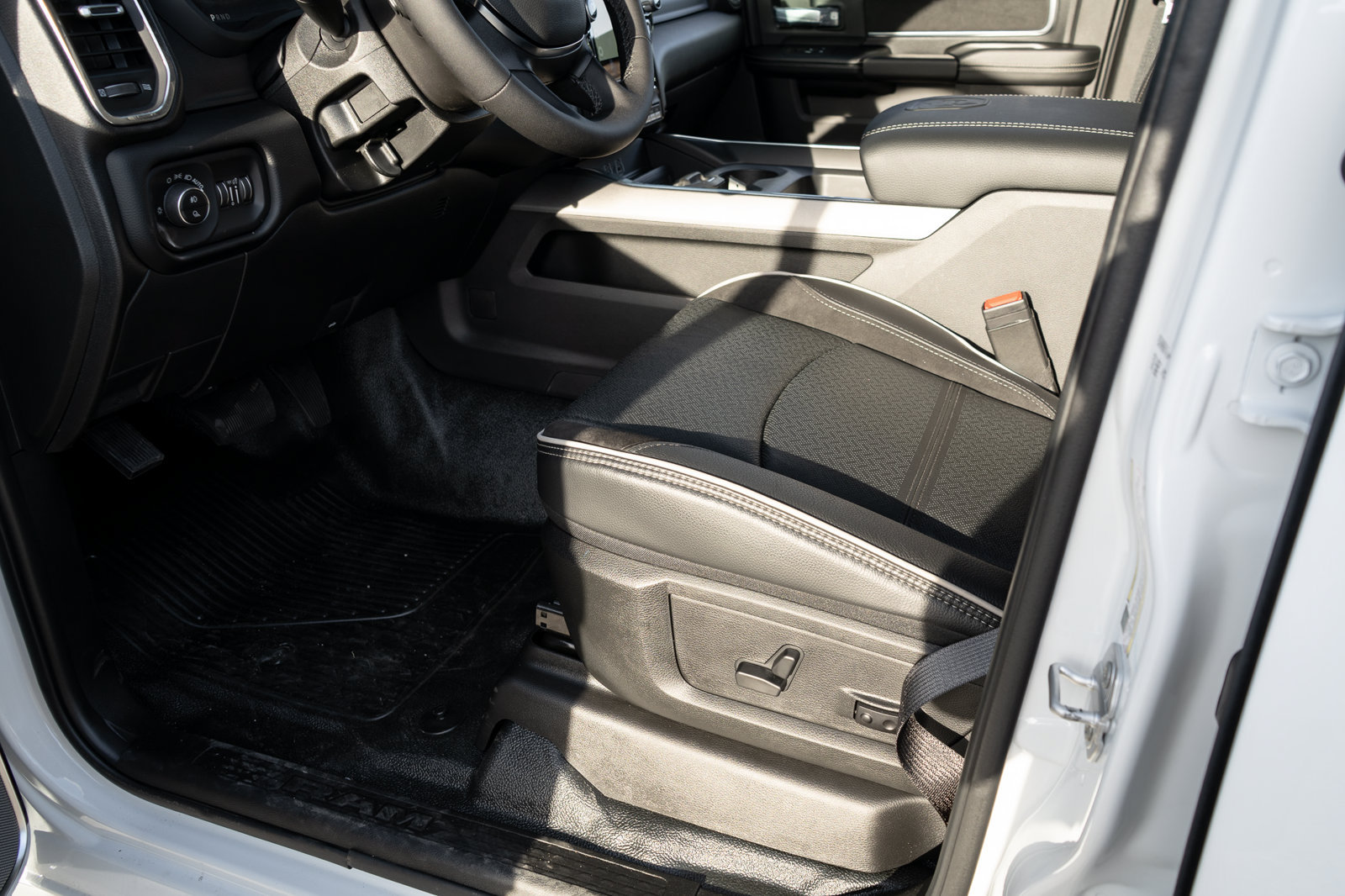 New 2026 RAM 4500 4x4 Crew Cab DRW w/ Laramie Trim Package image 16