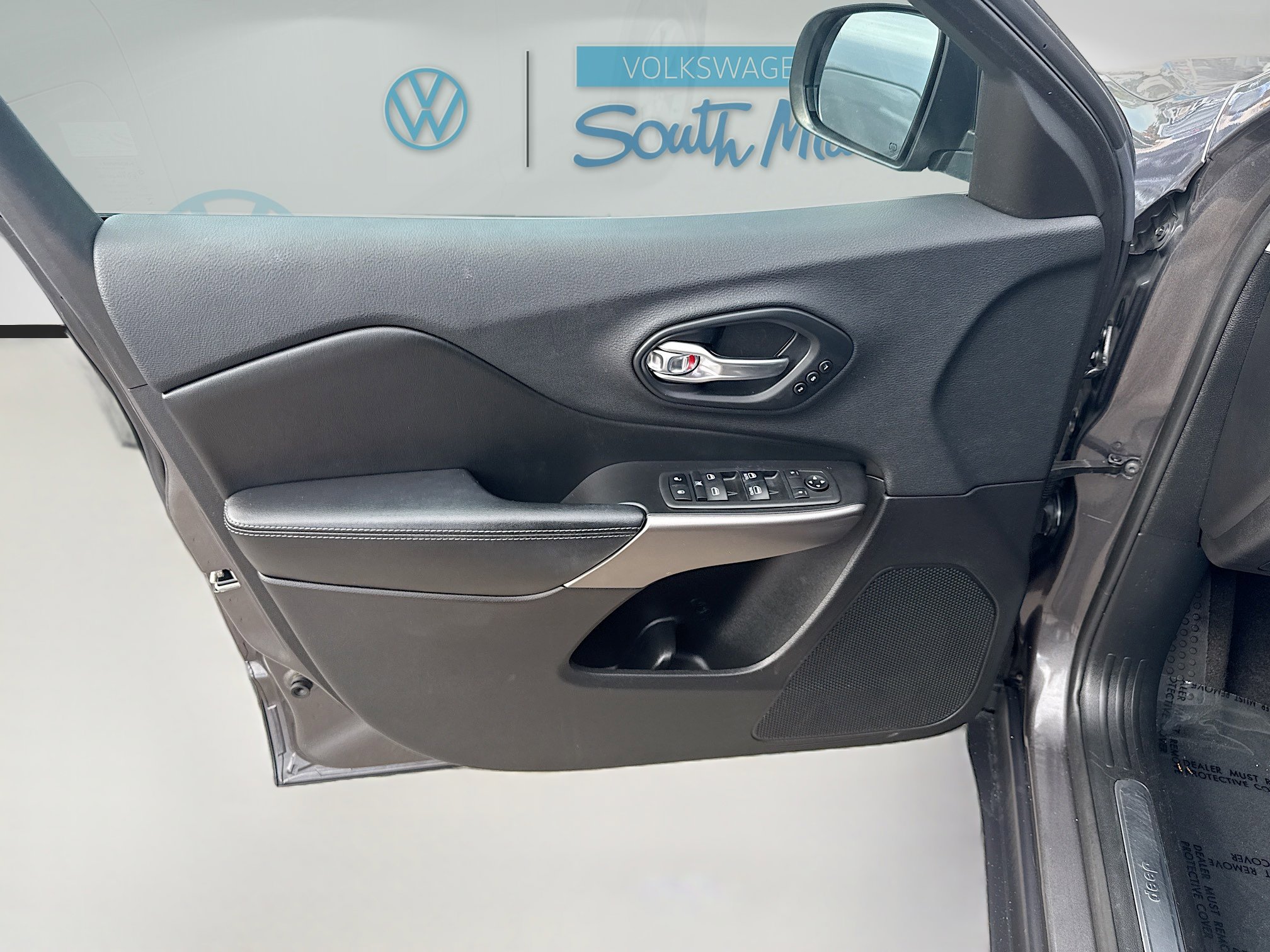 Used 2019 Jeep Cherokee Limited FWD image 19